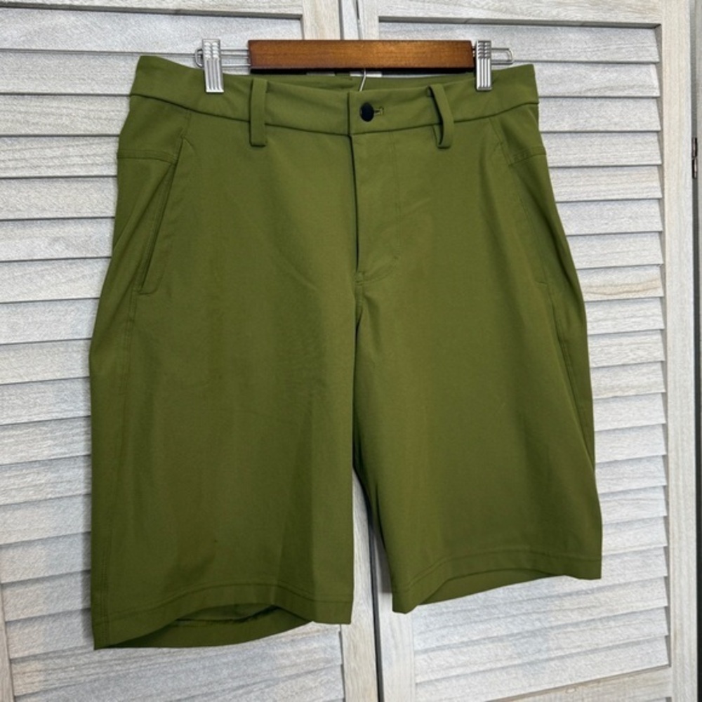 Lululemon Men’s Commission Shorts Green Size 32